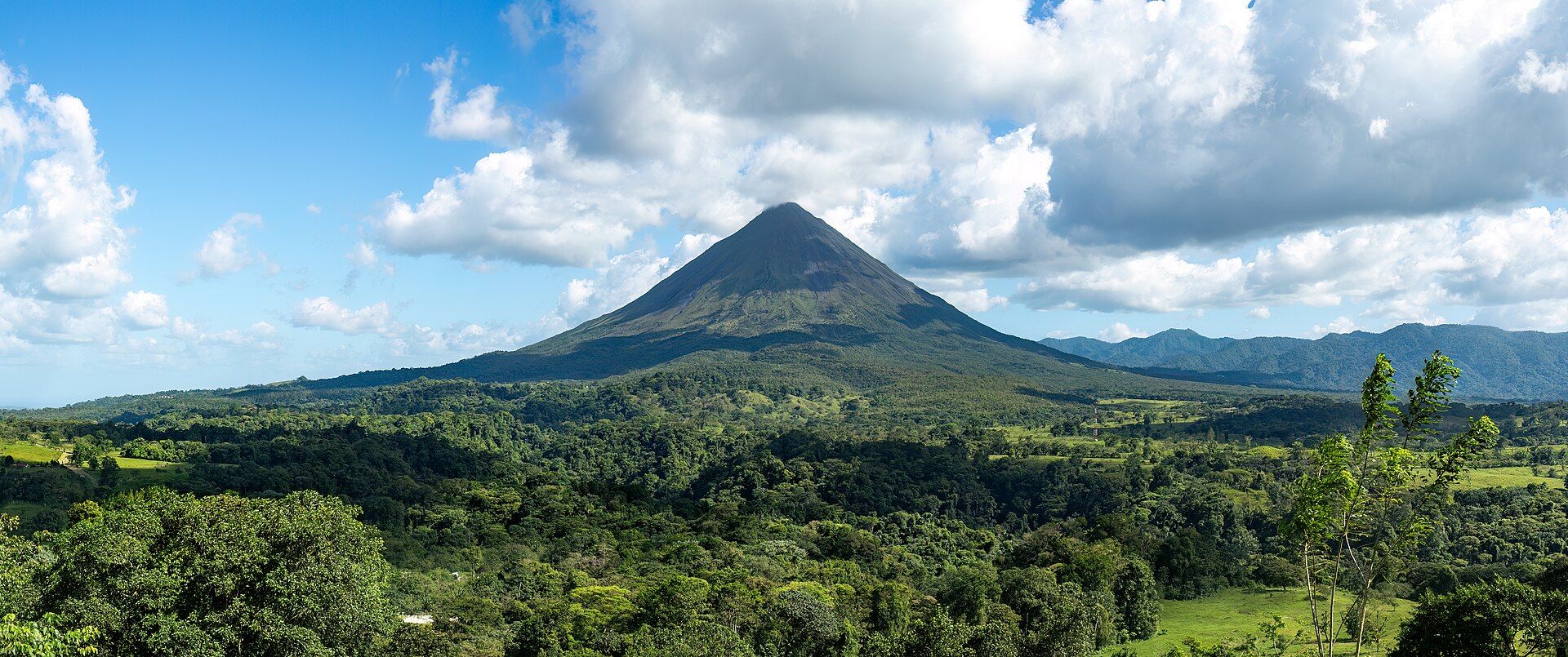 Volcán Arenal emergiendo sobre la selva de Costa Rica