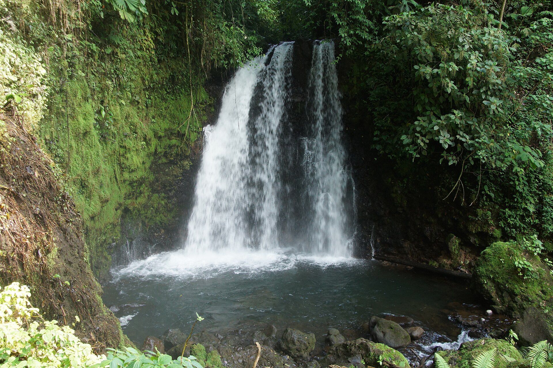 Catarata turquesa del Río Celeste